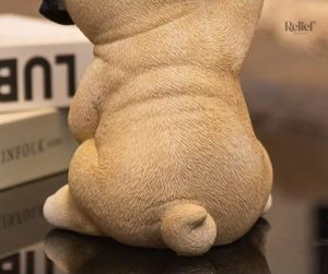 Chien décoratif en résine, design élégant pour intérieur