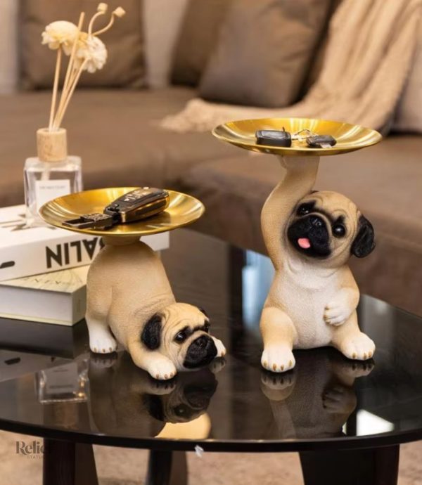 Figurine canine sur plateau, style moderne pour collectionneurs