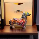 Figurine de chien teckel stylisée en graffiti, 13 cm de hauteur