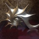 Statue en forme de coquillage, design contemporain unique