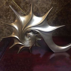 Statue en forme de coquillage, design contemporain unique