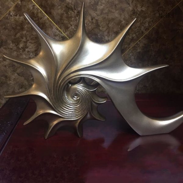 Statue en forme de coquillage, design contemporain unique