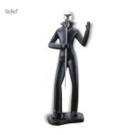 Statue d'un homme musicien en action