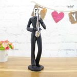Sculpture de groupe d'hommes musiciens expressifs