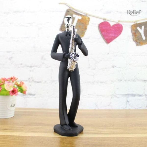 Sculpture de groupe d'hommes musiciens expressifs