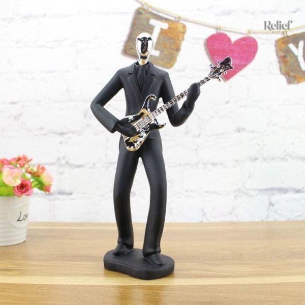Statue d'hommes talentueux avec instruments de musique