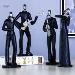 Chef d'orchestre statue homme, groupe musical en scène