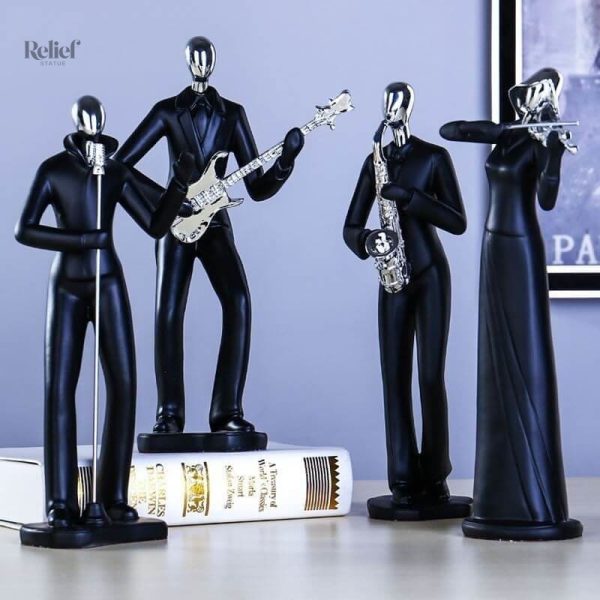Chef d'orchestre statue homme, groupe musical en scène