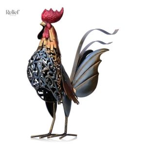 Sculpture en métal représentant un coq coloré et vibrant