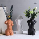 Statue élégante représentant une femme nue en buste
