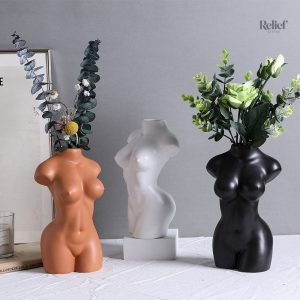 Statue élégante représentant une femme nue en buste