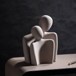 Statue couple abstrait en céramique 25 cm, design moderne