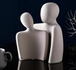 Statue en céramique représentant un couple, élégance contemporaine