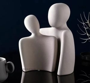 Statue en céramique représentant un couple, élégance contemporaine