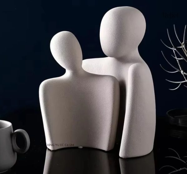Statue en céramique représentant un couple, élégance contemporaine