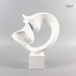 Statue couple abstrait en résine blanche 27 cm
