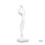 Statue couple amoureux en pose tendre et romantique