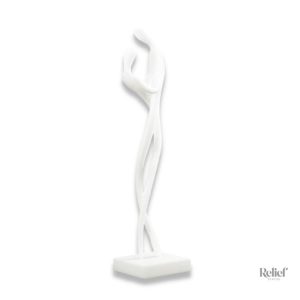 Statue couple amoureux en pose tendre et romantique