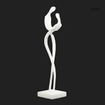 Sculpture artistique d'un couple en étreinte