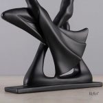 Statue artistique représentant un couple dansant avec passion