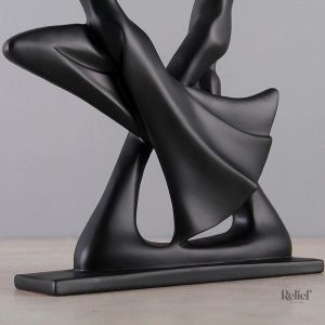 Statue artistique représentant un couple dansant avec passion