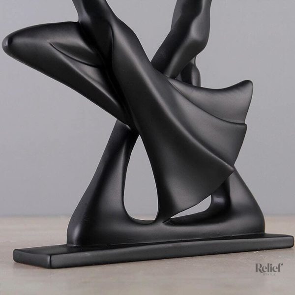 Statue artistique représentant un couple dansant avec passion