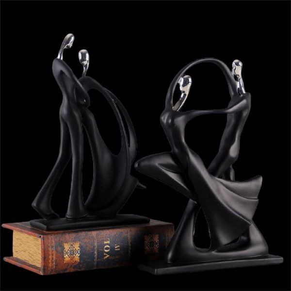Sculpture moderne d’un couple de danseurs en pleine performance