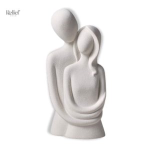 Statue couple enlacé en décoration moderne