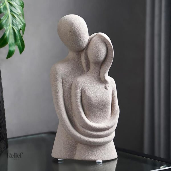 Statue artistique représentant un couple unis