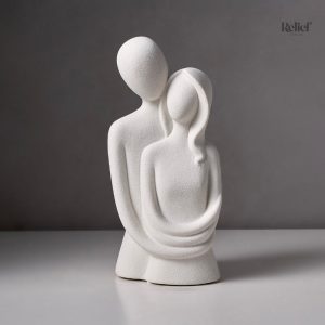 Couple enlacé en sculpture de design élégant