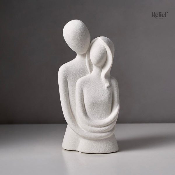 Couple enlacé en sculpture de design élégant
