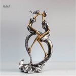 Sculpture artistique représentant un couple romantique