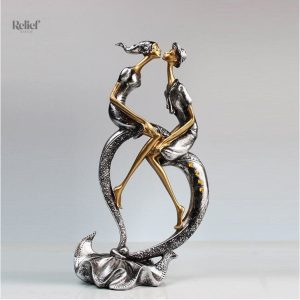 Sculpture artistique représentant un couple romantique
