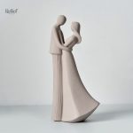 Sculpture couple moderne au style effet pierre chic