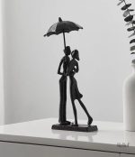 Statue métal couple sous la pluie 26 cm, décoration romantique