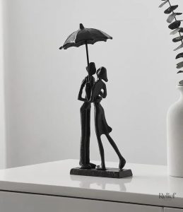Statue métal couple sous la pluie 26 cm, décoration romantique