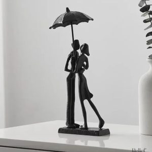 Statue métal couple sous la pluie 26 cm, décoration romantique