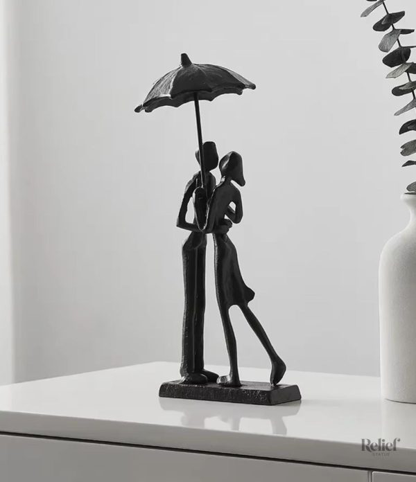 Statue métal couple sous la pluie 26 cm, décoration romantique