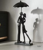 Couple sous la pluie en métal, sculpture élégante pour intérieur