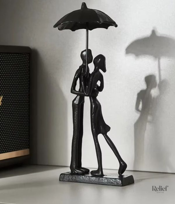 Couple sous la pluie en métal, sculpture élégante pour intérieur