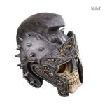 Statue décorative de crâne avec casque militaire
