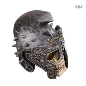 Statue décorative de crâne avec casque militaire