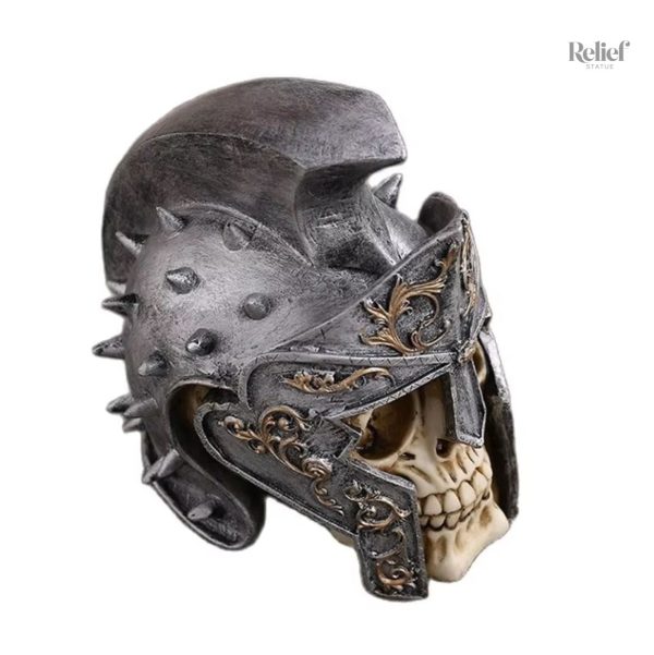 Statue décorative de crâne avec casque militaire