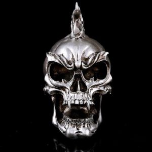 Détail d'une statue tête de mort au style punk moderne