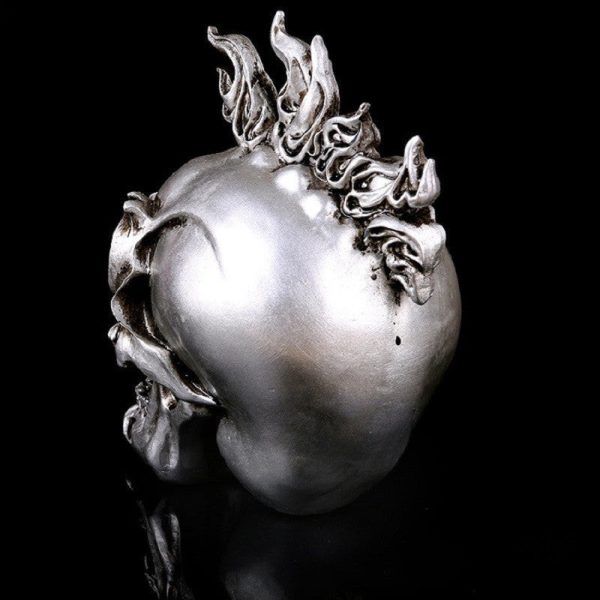 Objet de collection : statue crâne stylisée et audacieuse