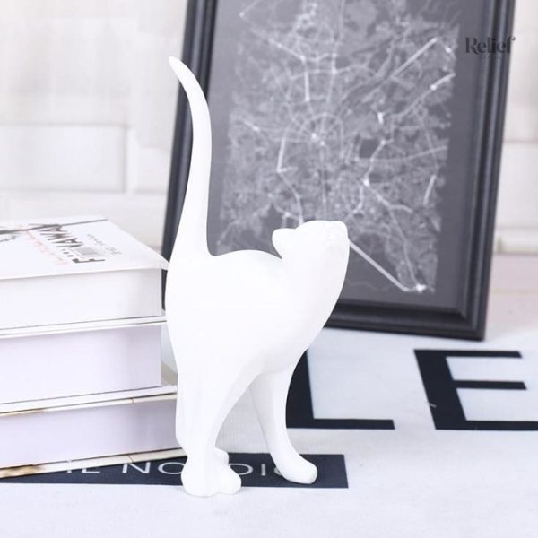 Décoratif chat en pose artistique, style contemporain