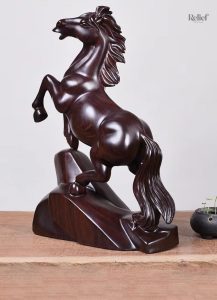 Décoration en bois : statue de cheval artisanale