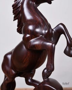 Sculpture en bois massif représentant un cheval élégant