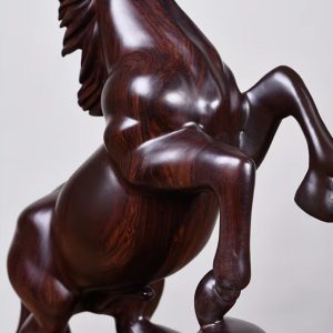 Sculpture en bois massif représentant un cheval élégant