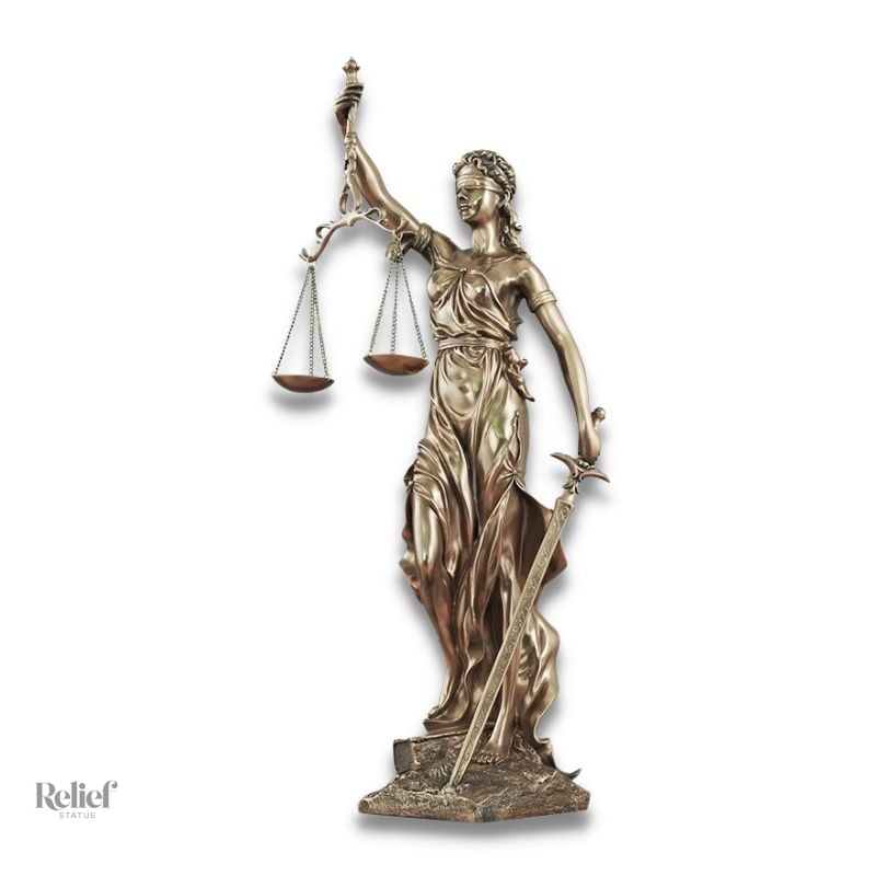 Quelle est la signification de la statue de Thémis en bronze ?